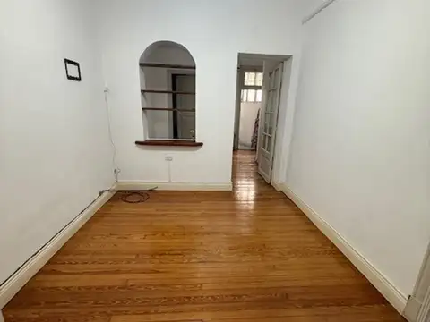 2 1/2 AMBIENTES AL FRENTE - 1° PISO X ESCALERA