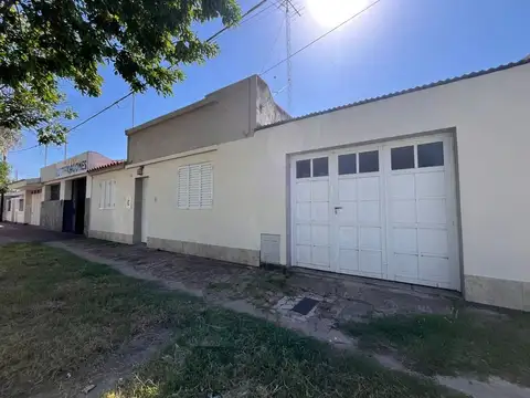VENTA/CASA/3 DORMI/COCHERA/TODOS LOS SERVICIOS.