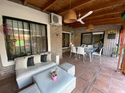 Casa Funes  tres dormitorios con pileta en venta