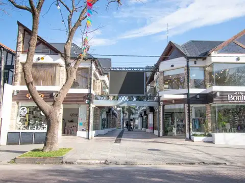 Oficinas a la venta en importante Galería Comercial de Funes. VER DESCRIPCIÓN.