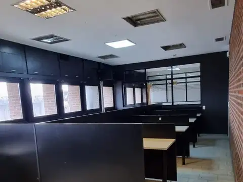 Excelente depósito con techos de gran altura, oficinas de categoría y ubicación estratégica