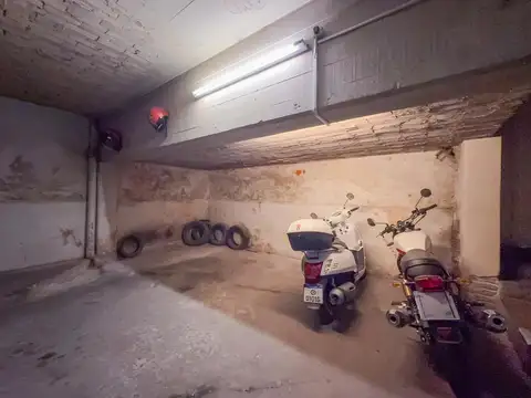 Cochera en venta, espacio para Auto y 2 motos, Lourdes