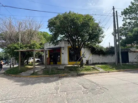 Dos casas y un local en venta en Moreno