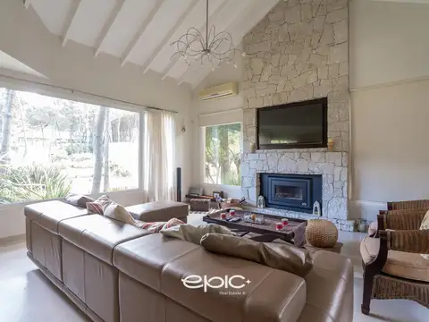 Casa 6 ambientes con 4 baños