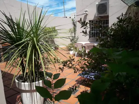 OPORTUNIDAD CASA 5AMBIENTES CASTELAR NORTE MULTIFAMILIAR 220M2 +DEPARTAMENTO 2AMB.+COCHERA P/3 AUTOS