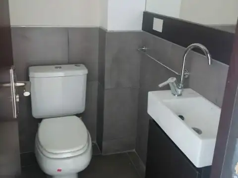 AMPLIO TRES AMBIENTES CON COCHERA, A ESTRENAR EN QUILMES CENTRO.