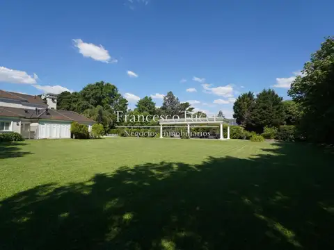 Terreno en venta lote central con vista y fondo al polo en San Diego C.C