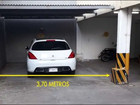 COCHERA AMPLIA  (entra auto y 2 motos), FIJA, TECHADA