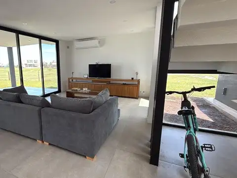 Casa en Alquiler en Terralagos, USD 4.000