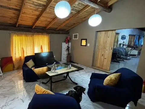 CASA CON GRAN LOTE A LA VENTA
