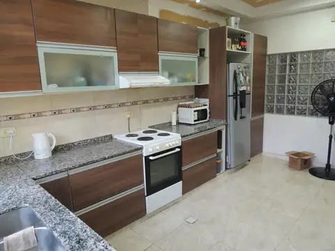 Casa en Venta! 4 dormitorios y cochera