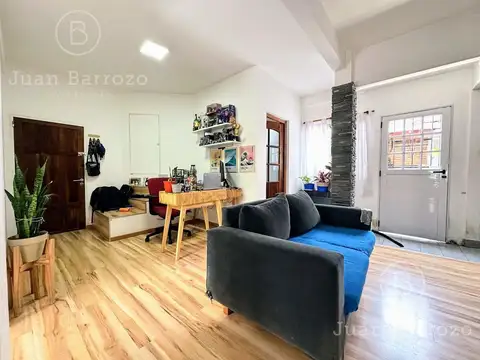 Venta Departamento en  Planta Alta de 3 ambientes con patio. Remedios de Escalada.