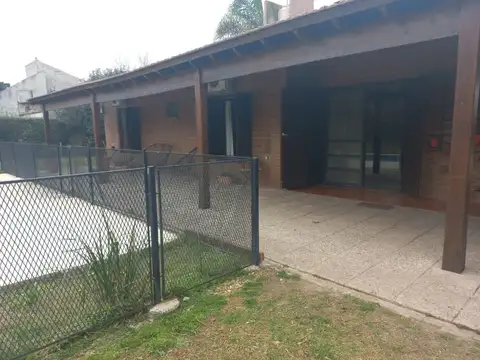 Casa 6 ambientes con 2 baños