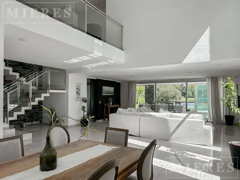 Casa 7 ambientes con 5 baños