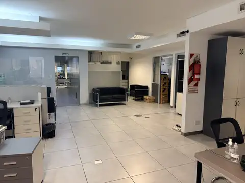 Amplia oficina al contrafrente con equipamiento y amoblamiento