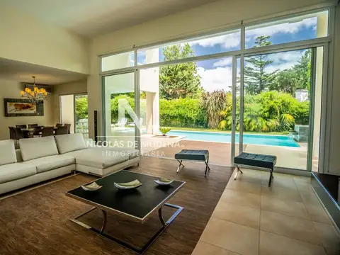 Vende Casa de 2 plantas en Barrio Privado Boulevard Park- Punta del este