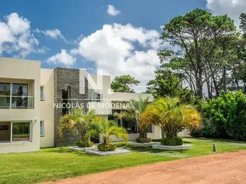 Vende Casa de 2 plantas en Barrio Privado Boulevard Park- Punta del este