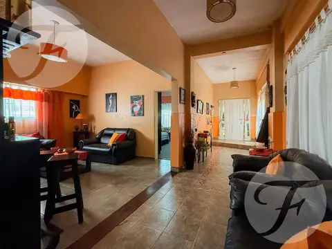 Casa en Venta con 3 cocheras