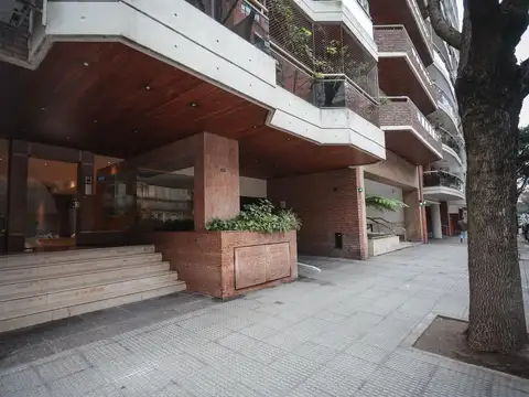 Venta - Piso de categoría de 4 ambientes con balcón - Guardacoches Fijo - Las Cañitas