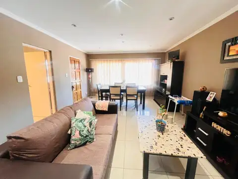 Casa en Venta con 2 cocheras