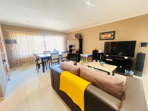 Casa 9 ambientes con 2 baños