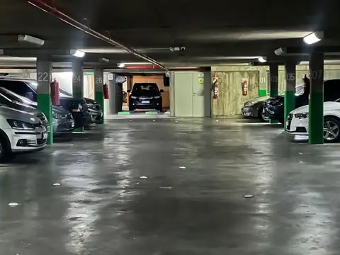 COCHERA CON PORTÓN ELECTRICO y SEGURIDAD 24