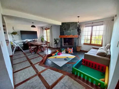 Casa 6 ambientes con 2 baños