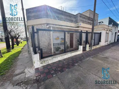 Dos casas en lote de 555 m2/ amplio Jardín, galería, terraza, parrilla y garage!