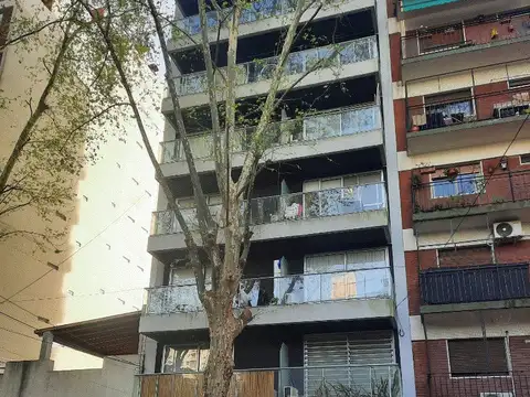 Monoambiente al frente super luminoso, pileta, sum y Laundry