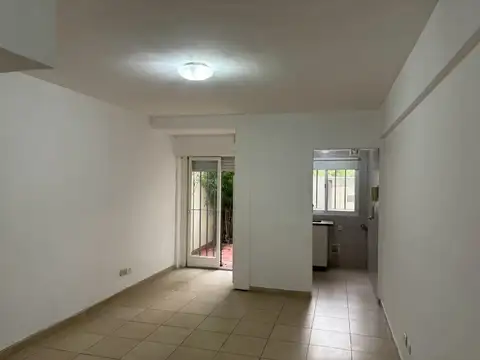 Almirante Brown 400, Piso PB