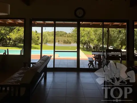 Casa 6 ambientes con 5 baños