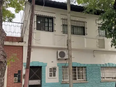 Tipo casa al frente 2 ambientes