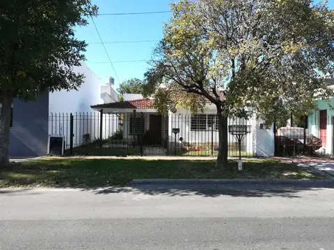 CASA AMERICANA CON LOTE BIEN UBICADA