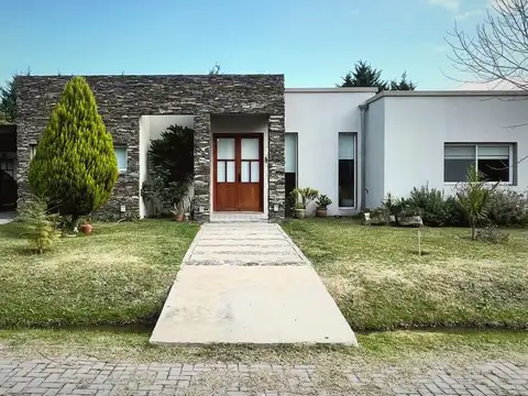 Casa 5 ambientes con 2 baños