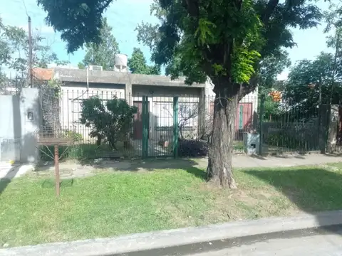 CASA DE 3 AMBIENTES  A UNA CUADRA DE AV. MARQUEZ