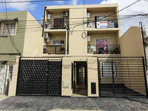 VENTA -Depto de 2 ambientes con cochera y patio en venta en Ramos Mejia