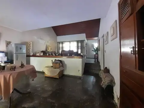 Casa 6 ambientes con 2 baños