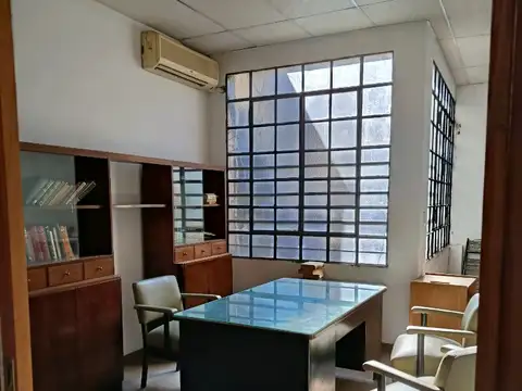 Espacio Comercial 250 m² Cubiertos 1° Piso Unico P/escalera, 5 oficinas o consultorios