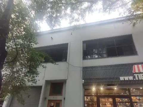 Espacio Comercial 250 m² Cubiertos 1° Piso Unico P/escalera, 5 oficinas o consultorios