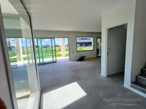 Casa en Venta con 3 cocheras