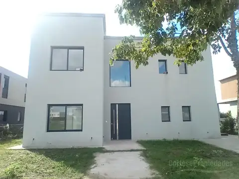 Casa 5 ambientes con 3 baños