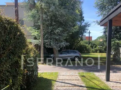 Casa en Venta con 2 cocheras