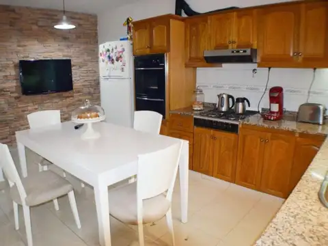 Casa 4 ambientes con 2 baños