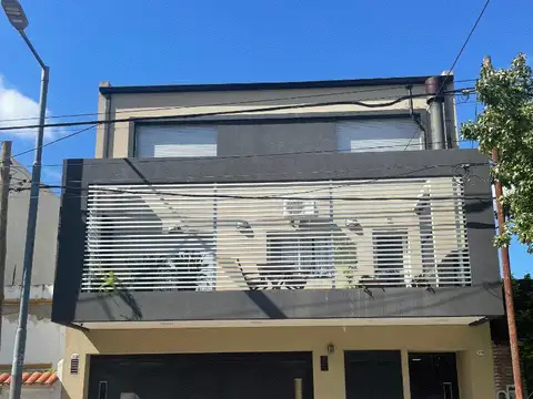 Excelente PH de 3 amb en duplex con patio, parrilla y cochera cubierta fija. Muy bajas expensas.