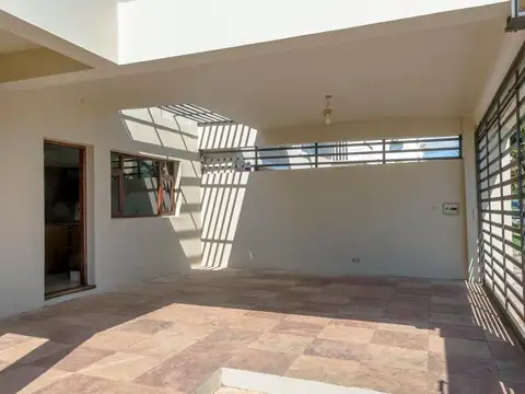 Casa en Alquiler con 1 cochera