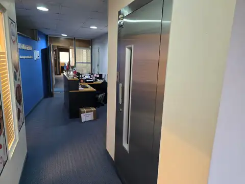 Oficina en Alquiler con 3 cocheras
