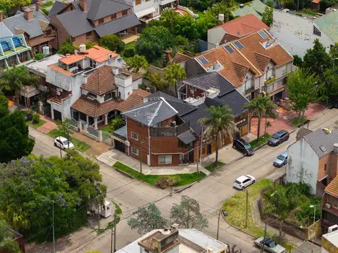 Venta de Tríplex 5 ambientes con cochera en Haedo Norte.