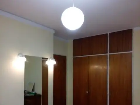 AMPLIO DUPLEX DE TRES AMBIENTES SOBRE ZONA COMERCIAL