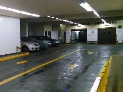 Cochera en edificio privado de cocheras - Zona Balvanera Uriburu al 400