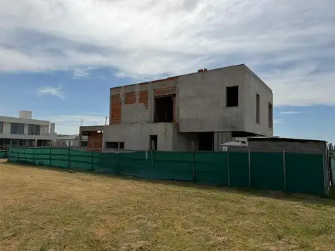 Casa 5 ambientes con 4 baños